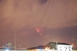Du port, le soir, nous apercevons la ou les coulée(s) de lave. C'est impressionnant!