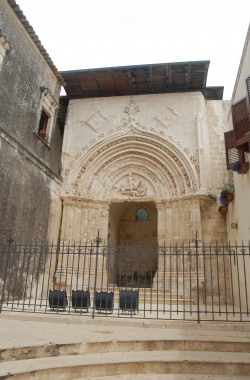 La porte antique de la ville de Ragusa, la seule qui a résisté au tremblement de terre de 1693 qui a détruit une grande partie de la ville.
