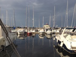 18h la pluie et les éclairs ont cessé mais le ciel est encore bien noir.