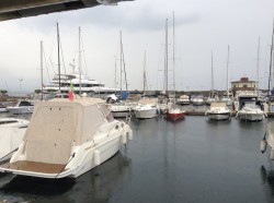 La marina sous la pluie