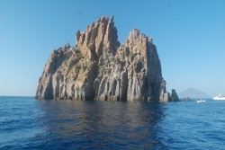 Au fond l'ile de Stromboli