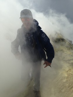 Nicolas dans les vapeurs de souffre