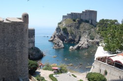 Une petite crique en bas des remparts