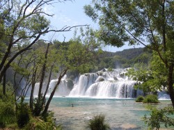 La rivière Krka se déversant dans ses bassins. 