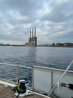 L’entrée du port de Badalona. Les cheminées de la centrale thermique