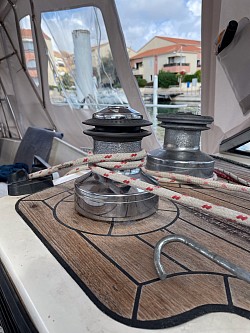 Un winch « self tailing » pour l’écoute de grand voile