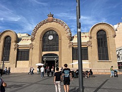 L’entrée du marché couvert